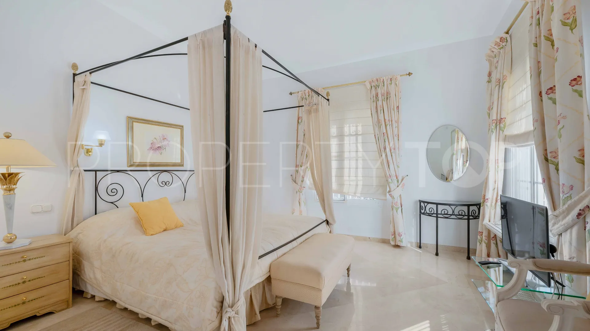 For sale house in Elviria with 5 bedrooms