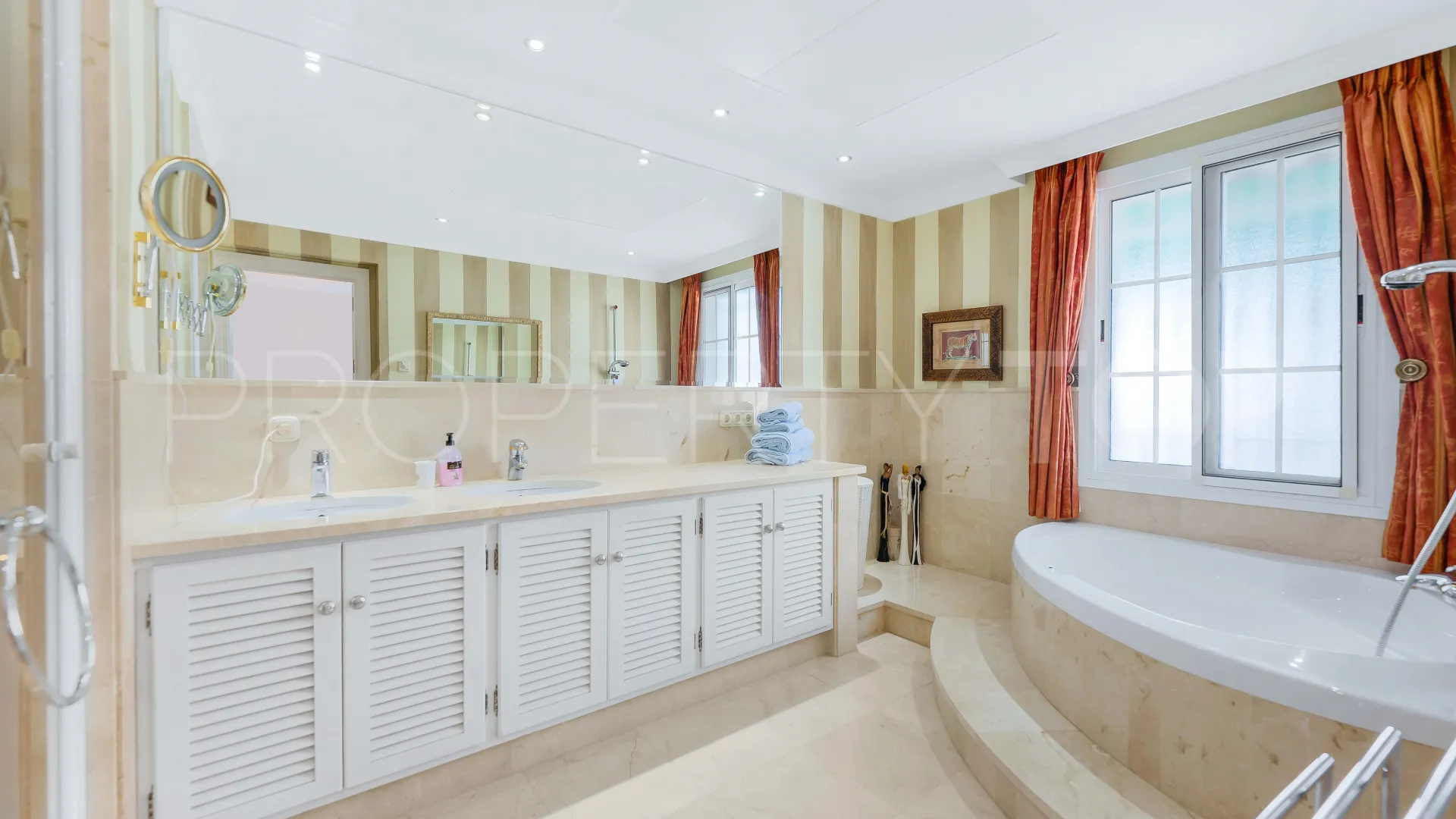For sale house in Elviria with 5 bedrooms
