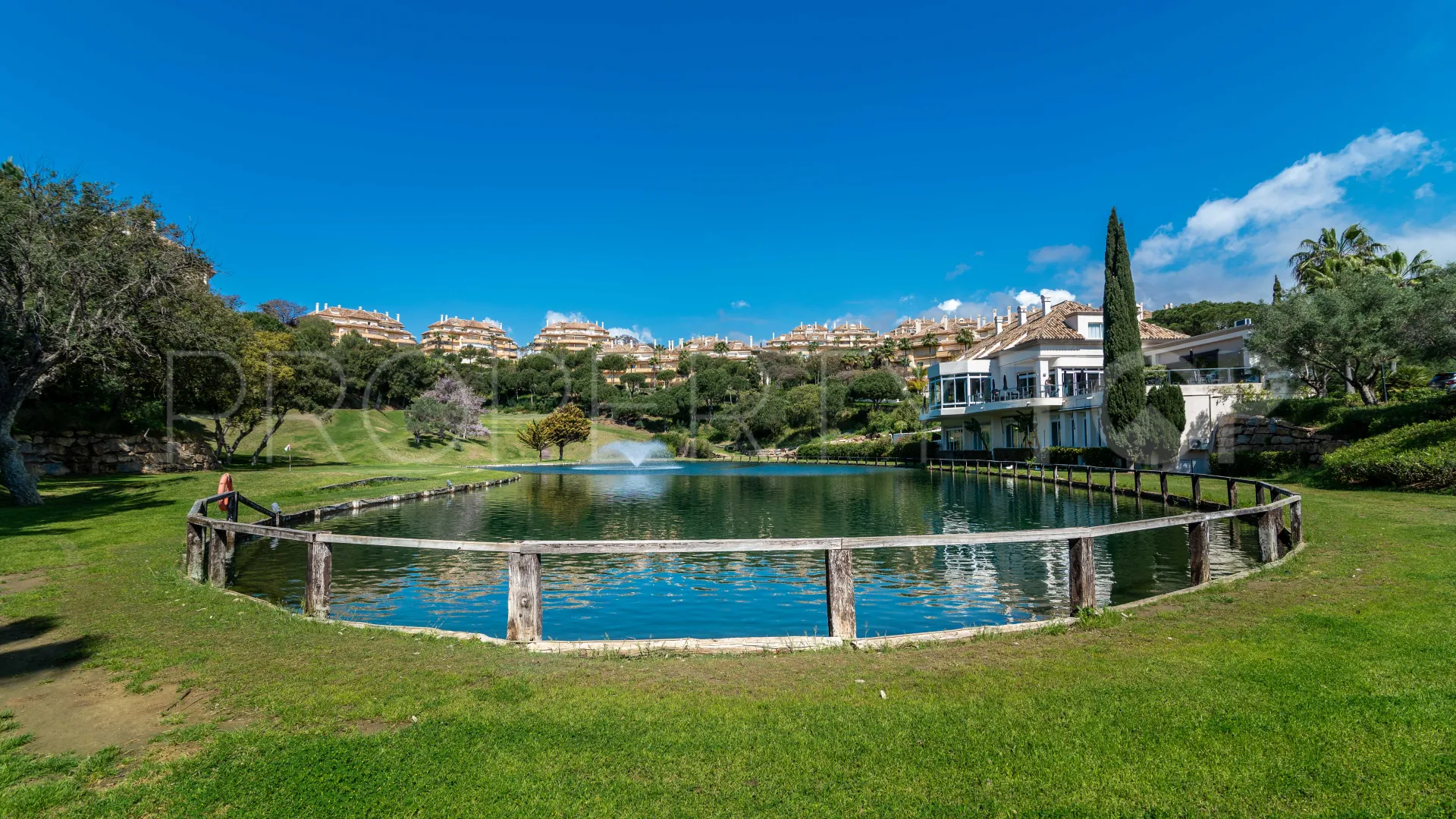 Se vende atico duplex en Elviria Hills con 3 dormitorios