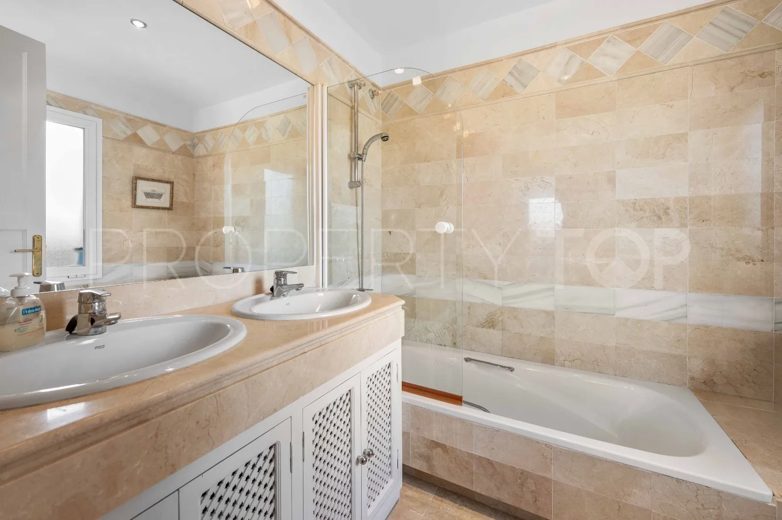 Se vende atico duplex en Elviria Hills con 3 dormitorios