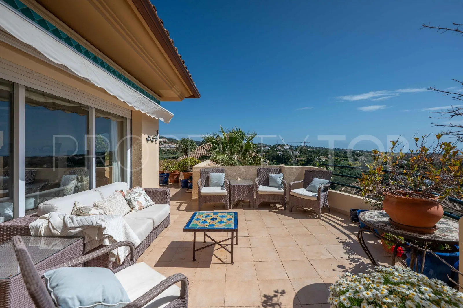 Se vende atico duplex en Elviria Hills con 3 dormitorios