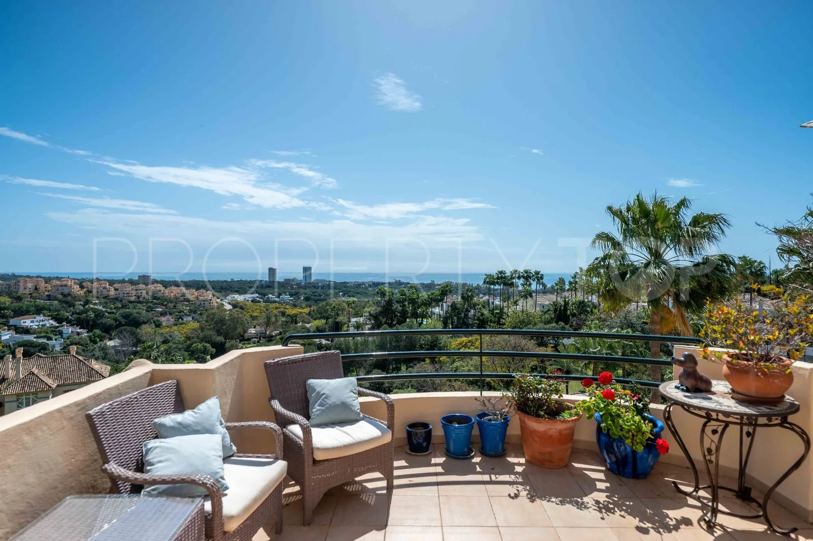 Se vende atico duplex en Elviria Hills con 3 dormitorios
