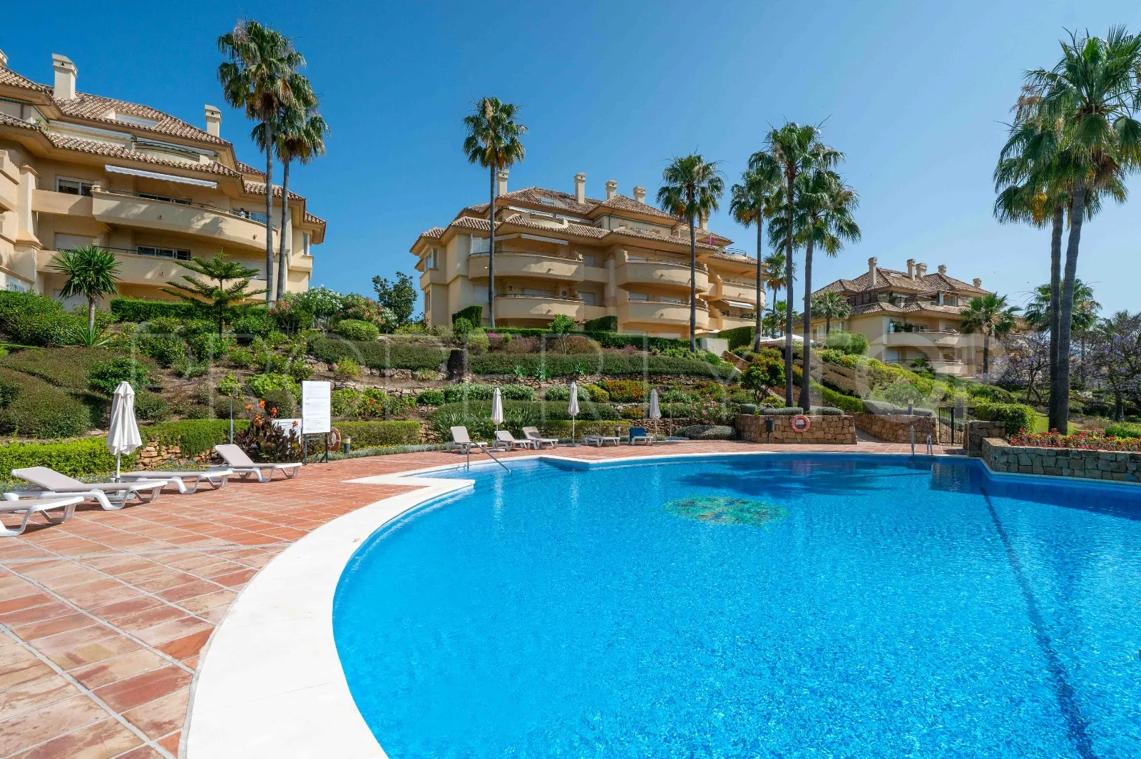 Se vende atico duplex en Elviria Hills con 3 dormitorios