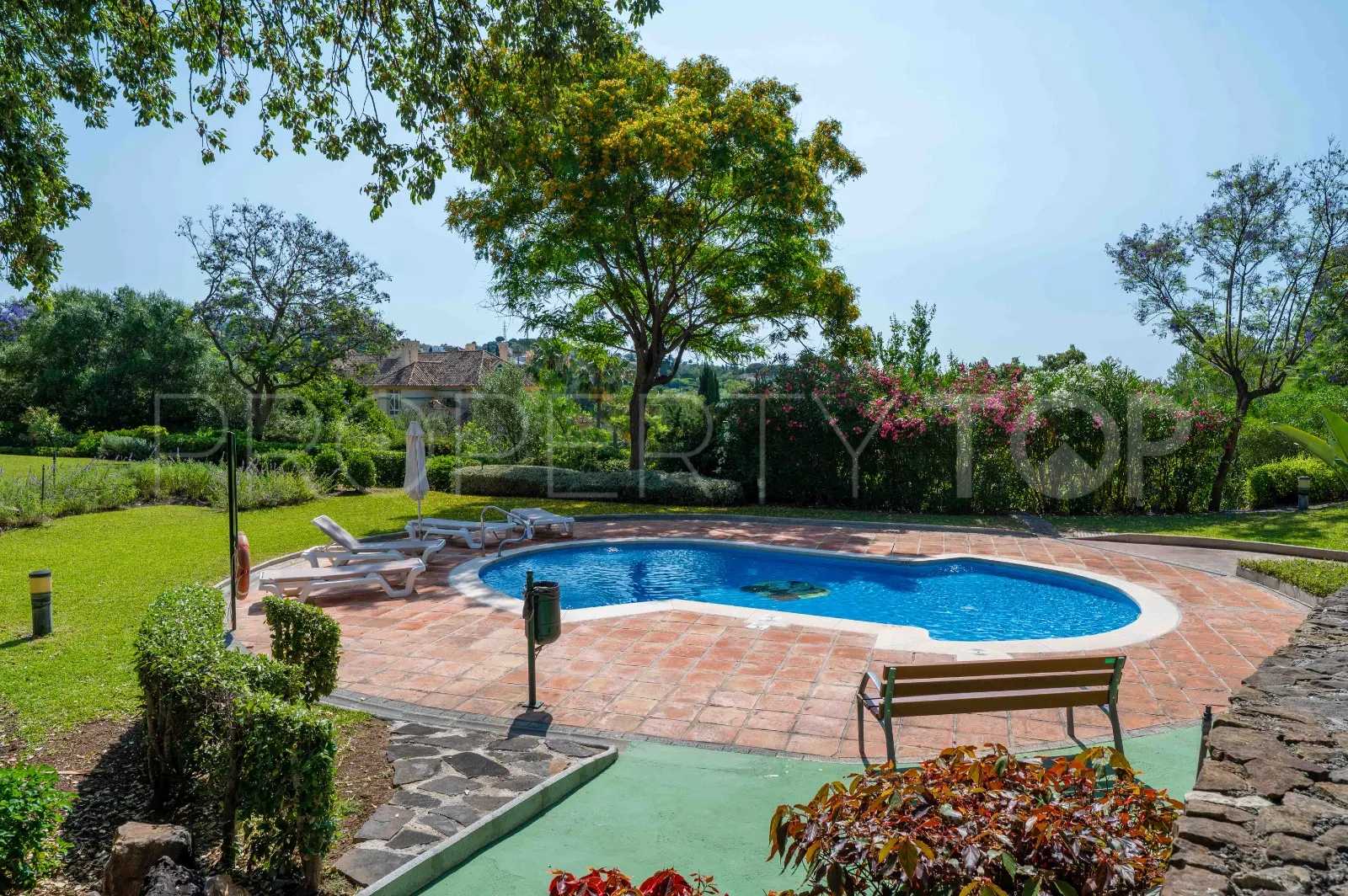 Se vende atico duplex en Elviria Hills con 3 dormitorios
