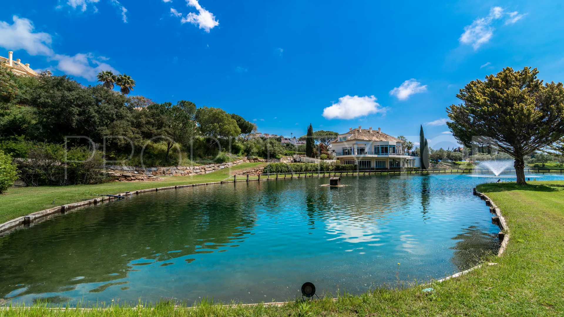 Se vende atico duplex en Elviria Hills con 3 dormitorios