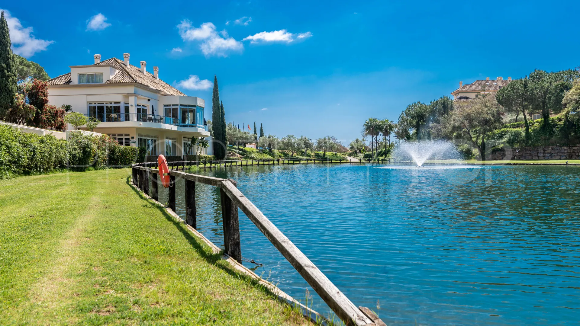 Se vende atico duplex en Elviria Hills con 3 dormitorios