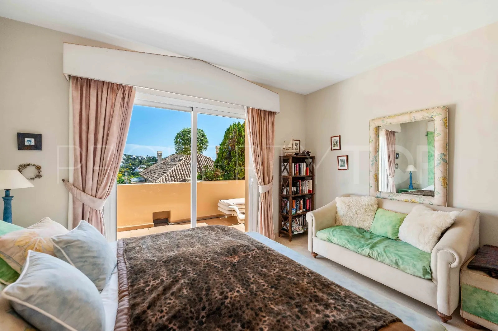 Se vende atico duplex en Elviria Hills con 3 dormitorios