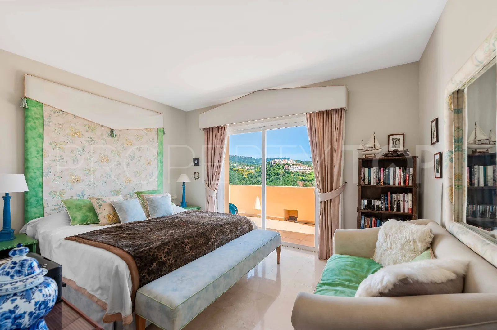Se vende atico duplex en Elviria Hills con 3 dormitorios