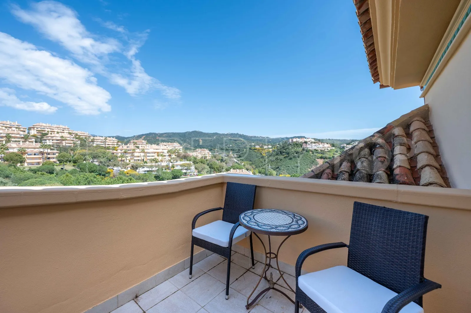Se vende atico duplex en Elviria Hills con 3 dormitorios