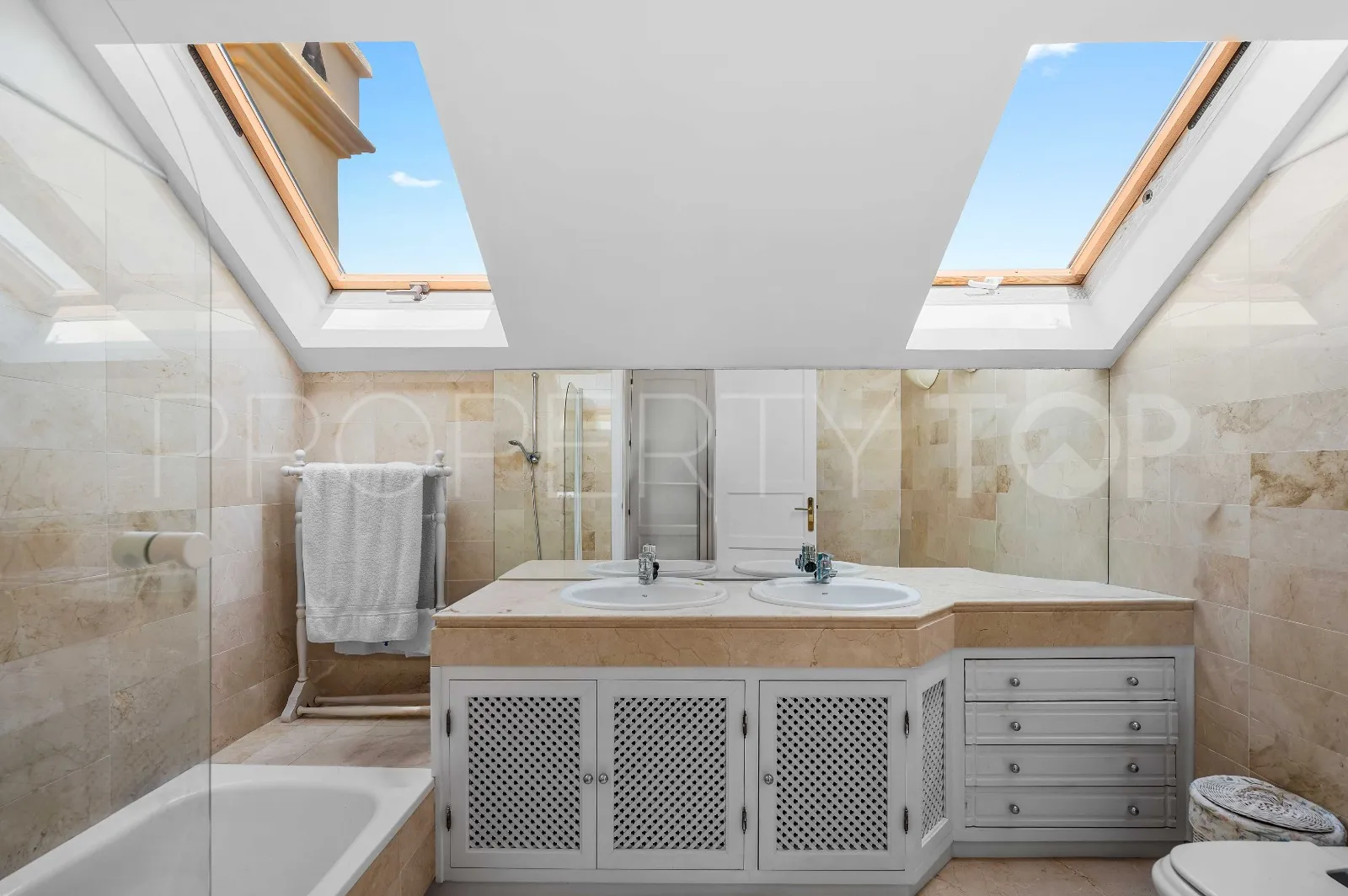 Se vende atico duplex en Elviria Hills con 3 dormitorios