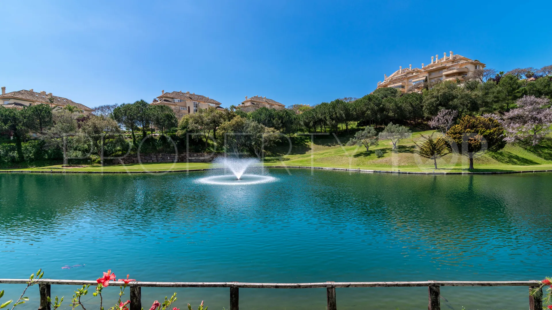 Se vende atico duplex en Elviria Hills con 3 dormitorios