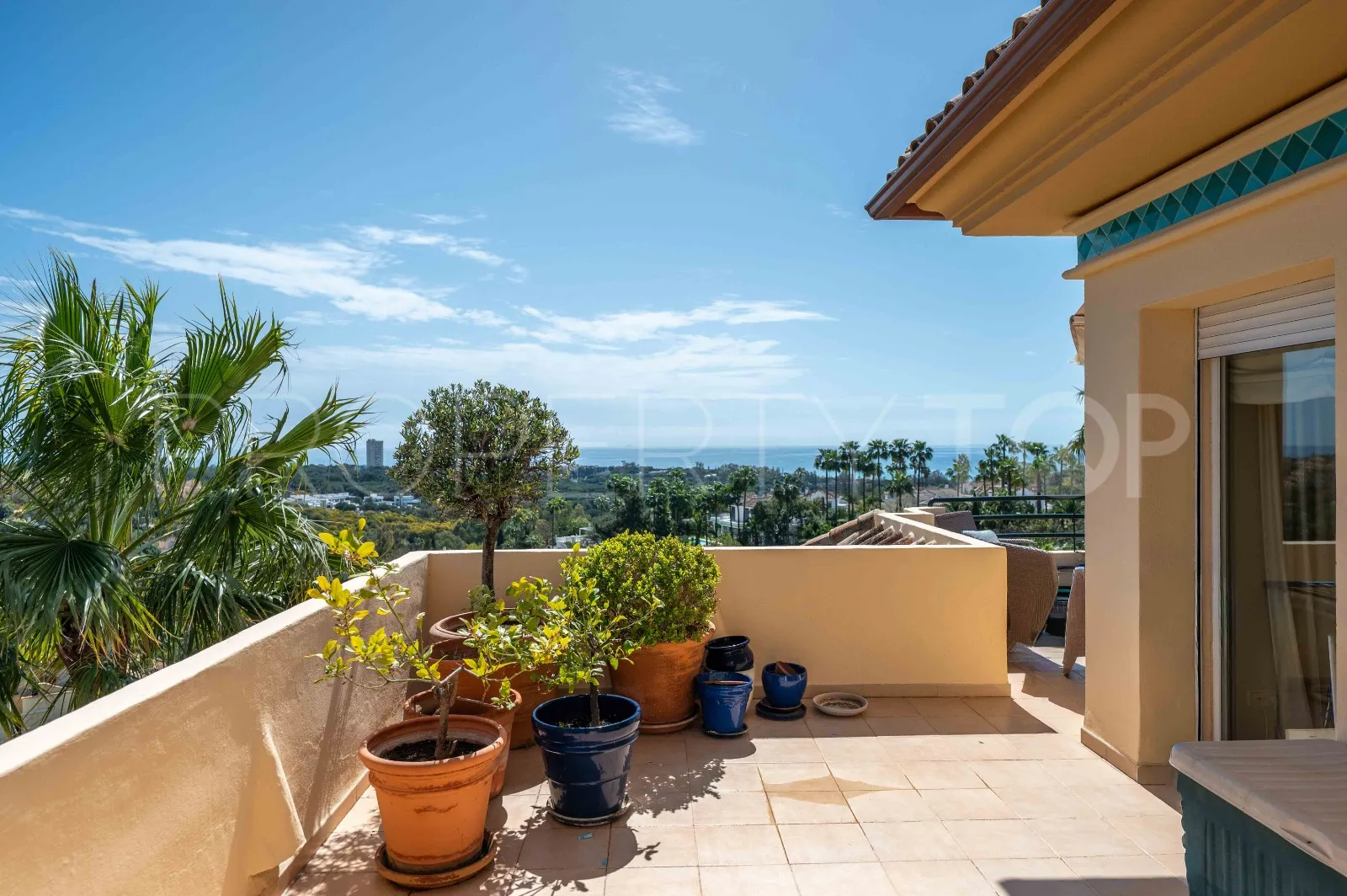 Se vende atico duplex en Elviria Hills con 3 dormitorios