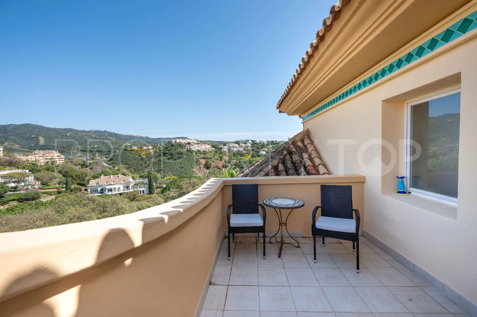 Se vende atico duplex en Elviria Hills con 3 dormitorios