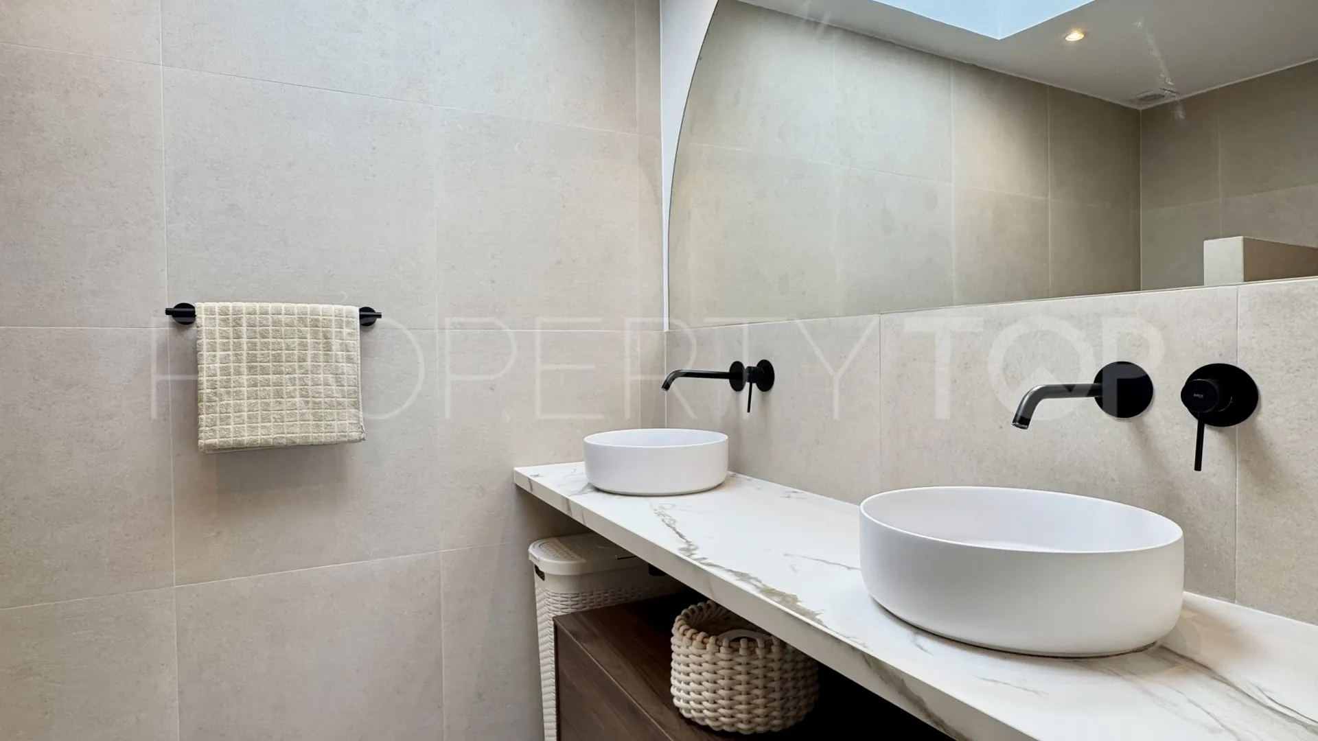 Buy penthouse in La Quinta with 3 bedrooms