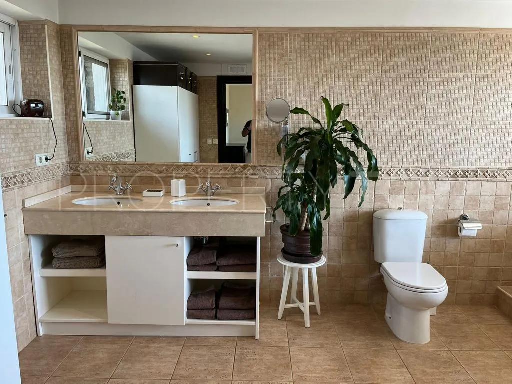 For sale house in Nueva Andalucia