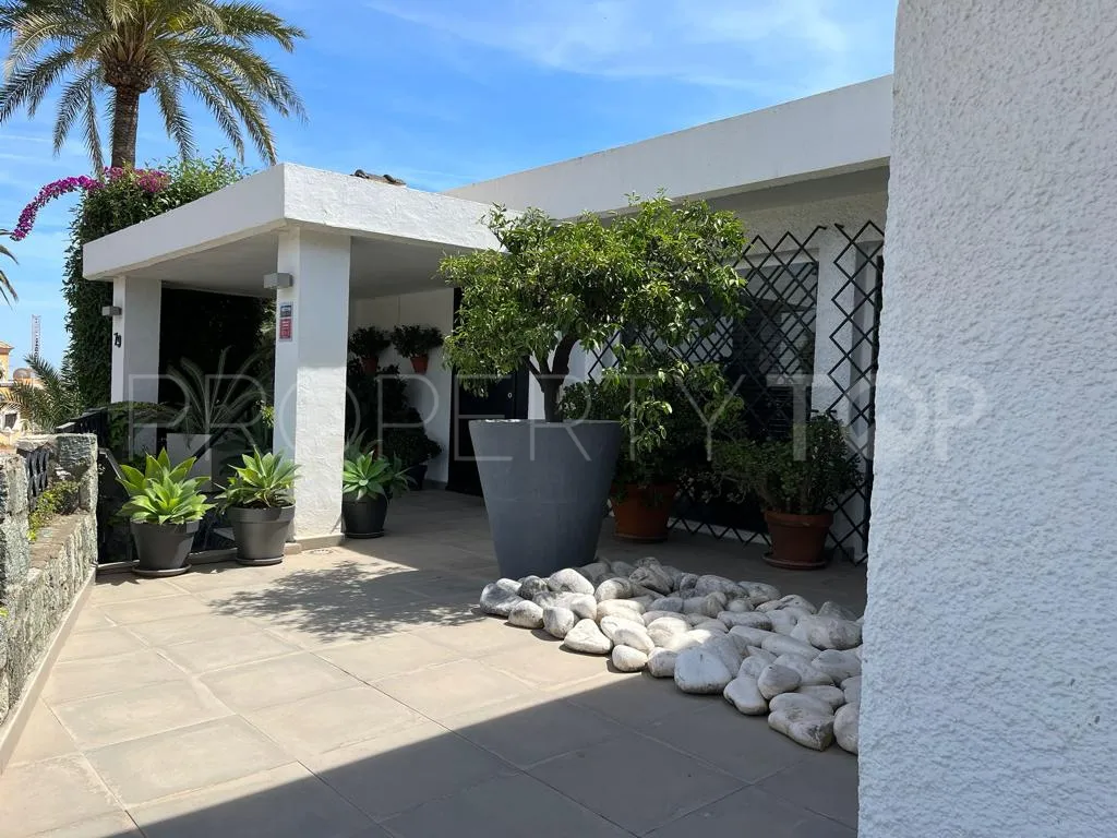 For sale house in Nueva Andalucia