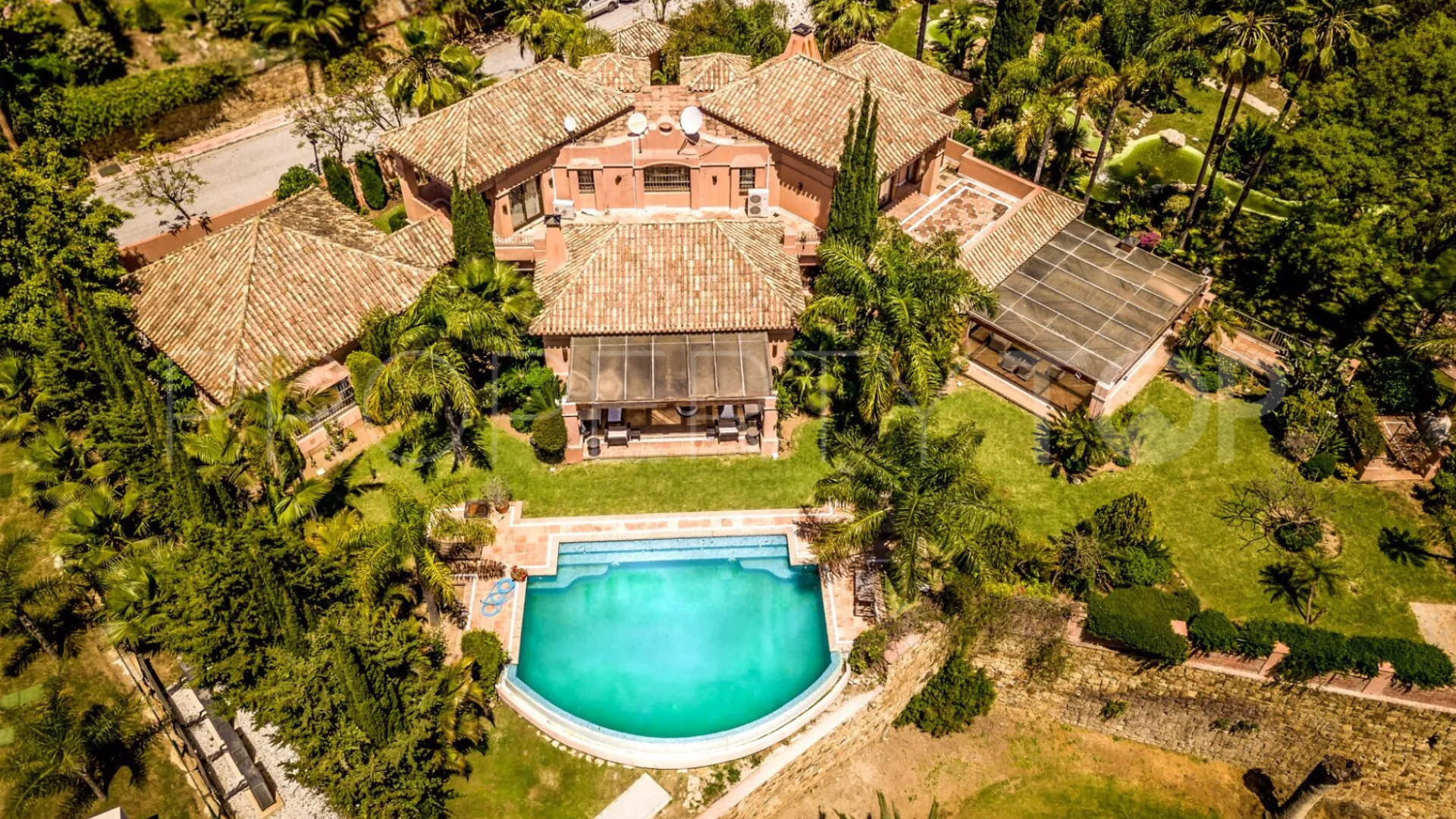 Nueva Andalucia, villa de 7 dormitorios a la venta