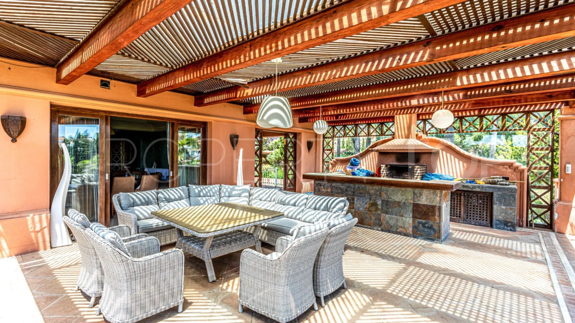 Nueva Andalucia, villa de 7 dormitorios a la venta