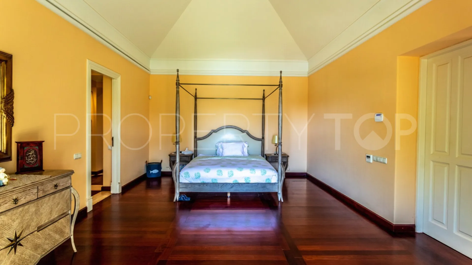 Nueva Andalucia, villa de 7 dormitorios a la venta