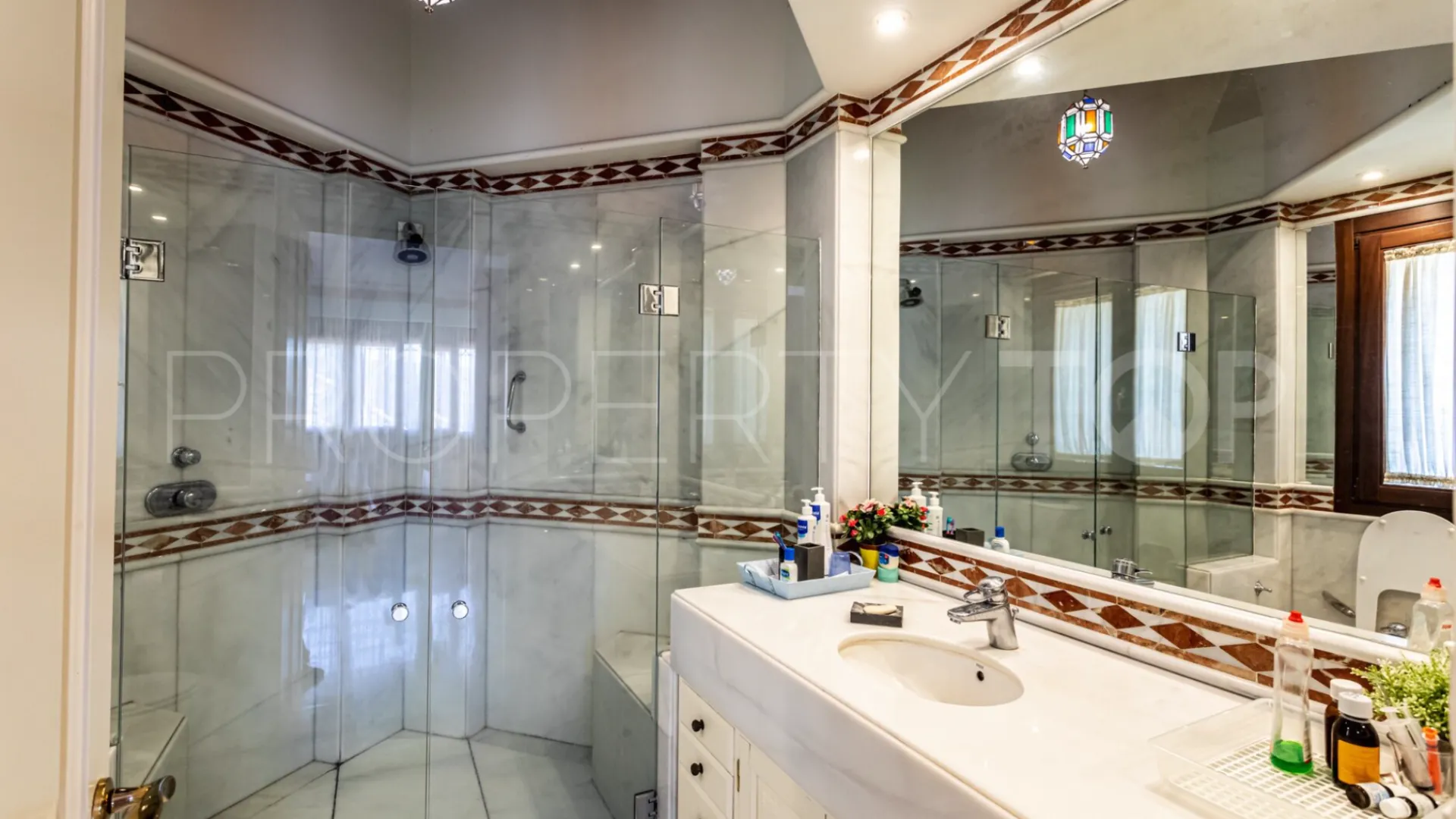 Nueva Andalucia, villa de 7 dormitorios a la venta