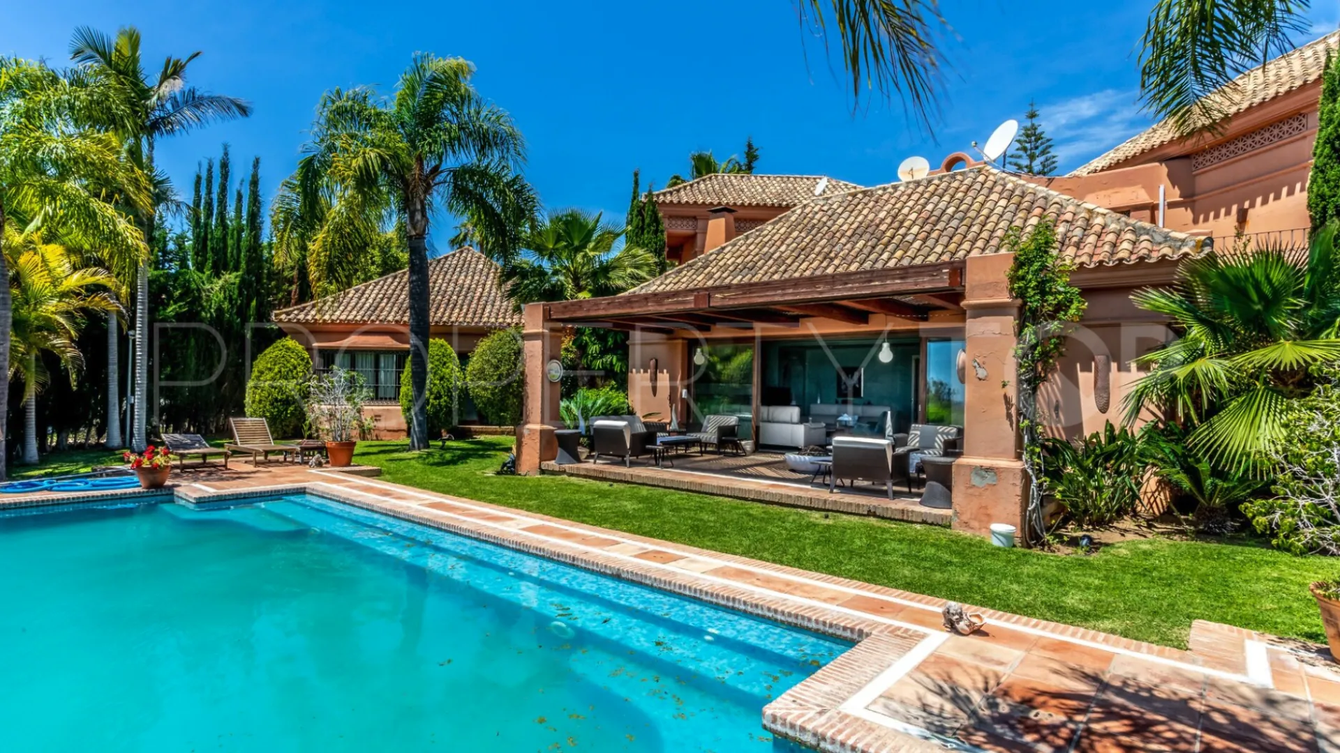 Nueva Andalucia, villa de 7 dormitorios a la venta