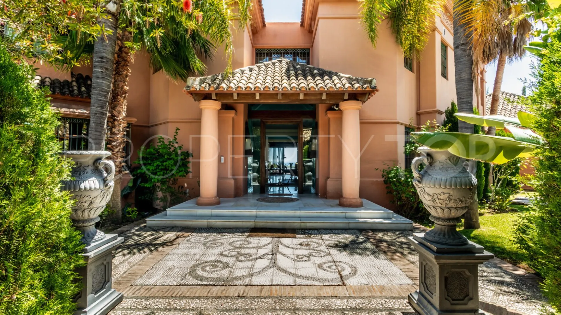 Nueva Andalucia, villa de 7 dormitorios a la venta
