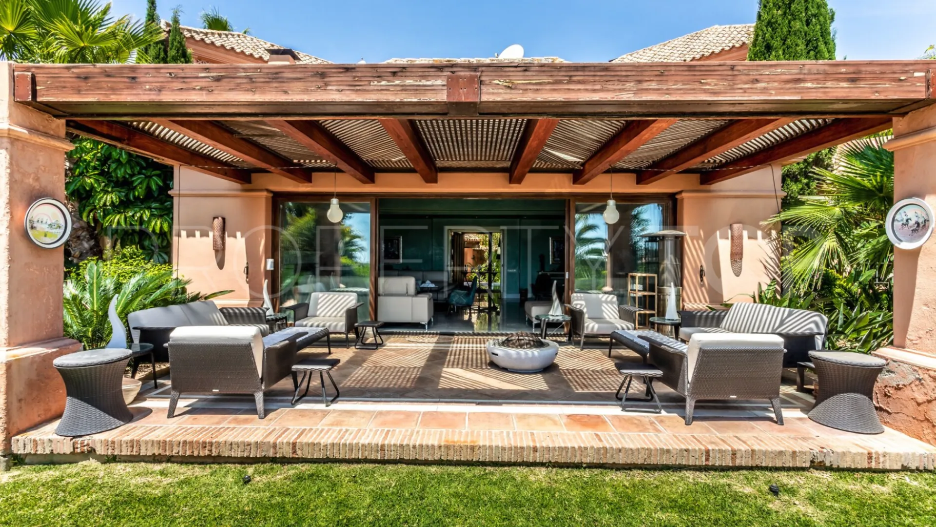 Nueva Andalucia, villa de 7 dormitorios a la venta