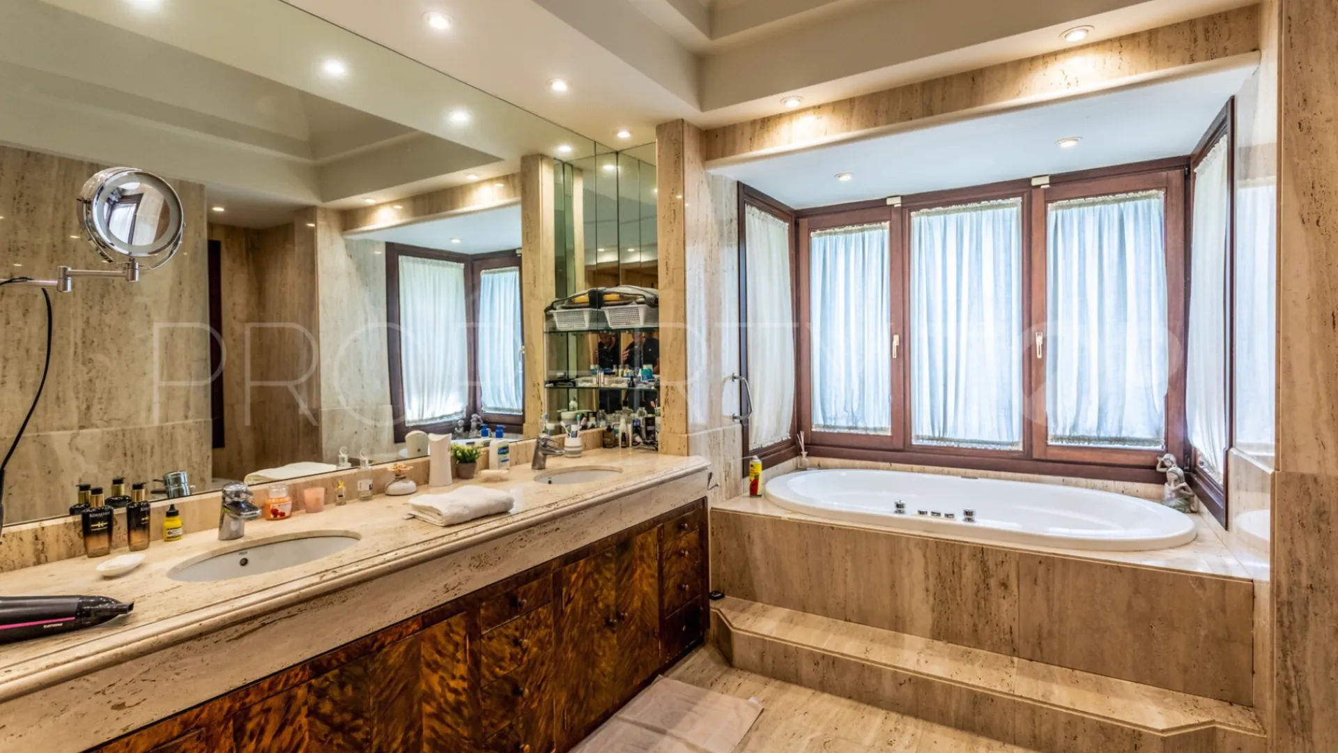 Nueva Andalucia, villa de 7 dormitorios a la venta