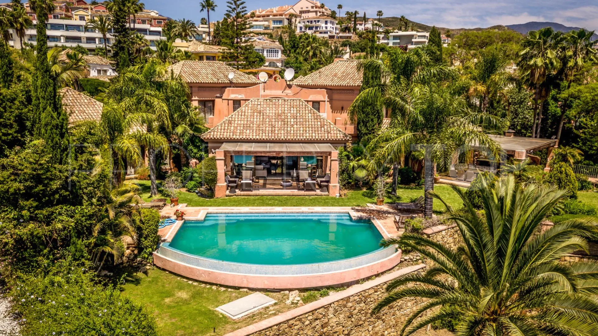 Nueva Andalucia, villa de 7 dormitorios a la venta