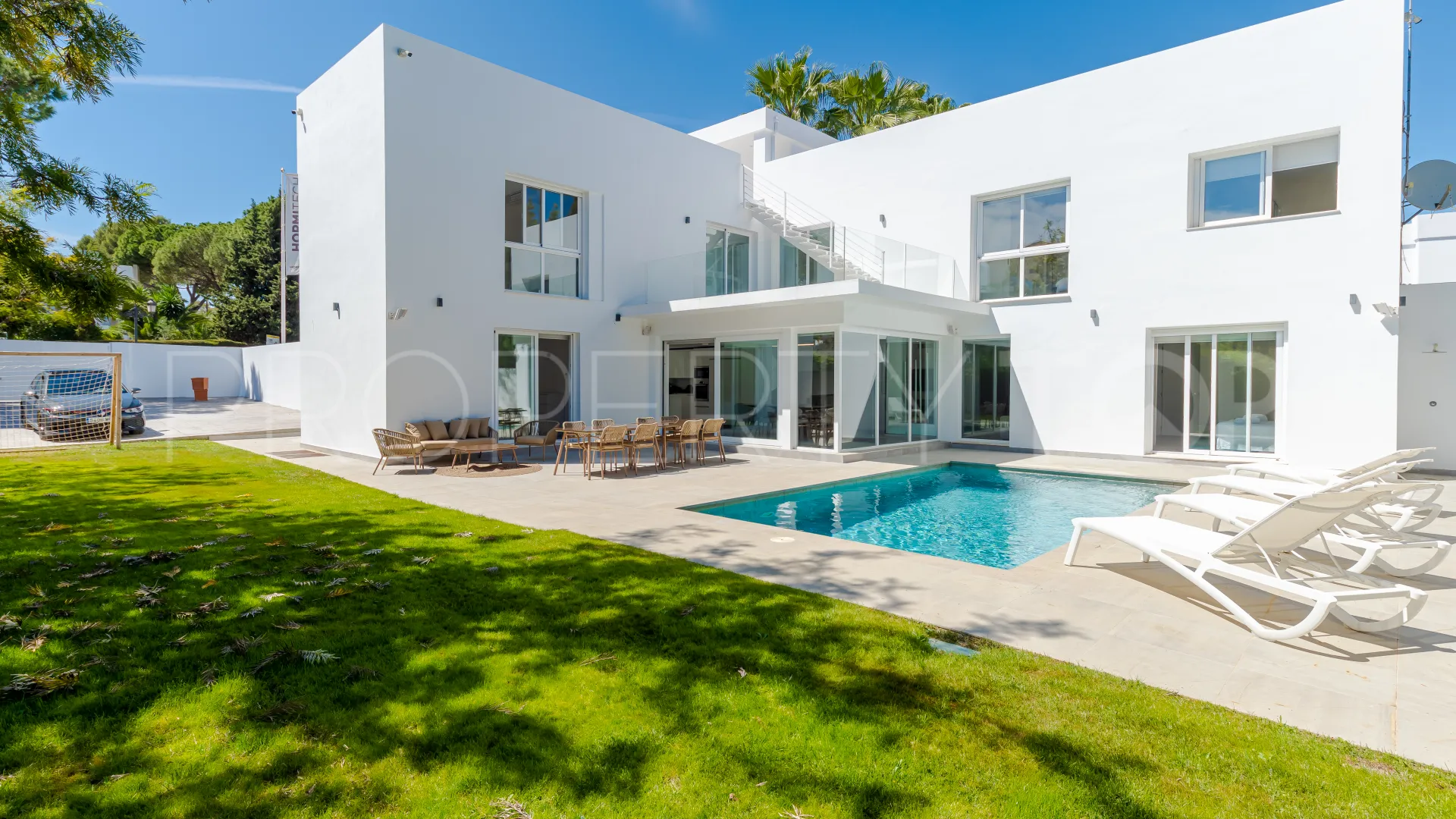 Villa a la venta en Aloha con 6 dormitorios
