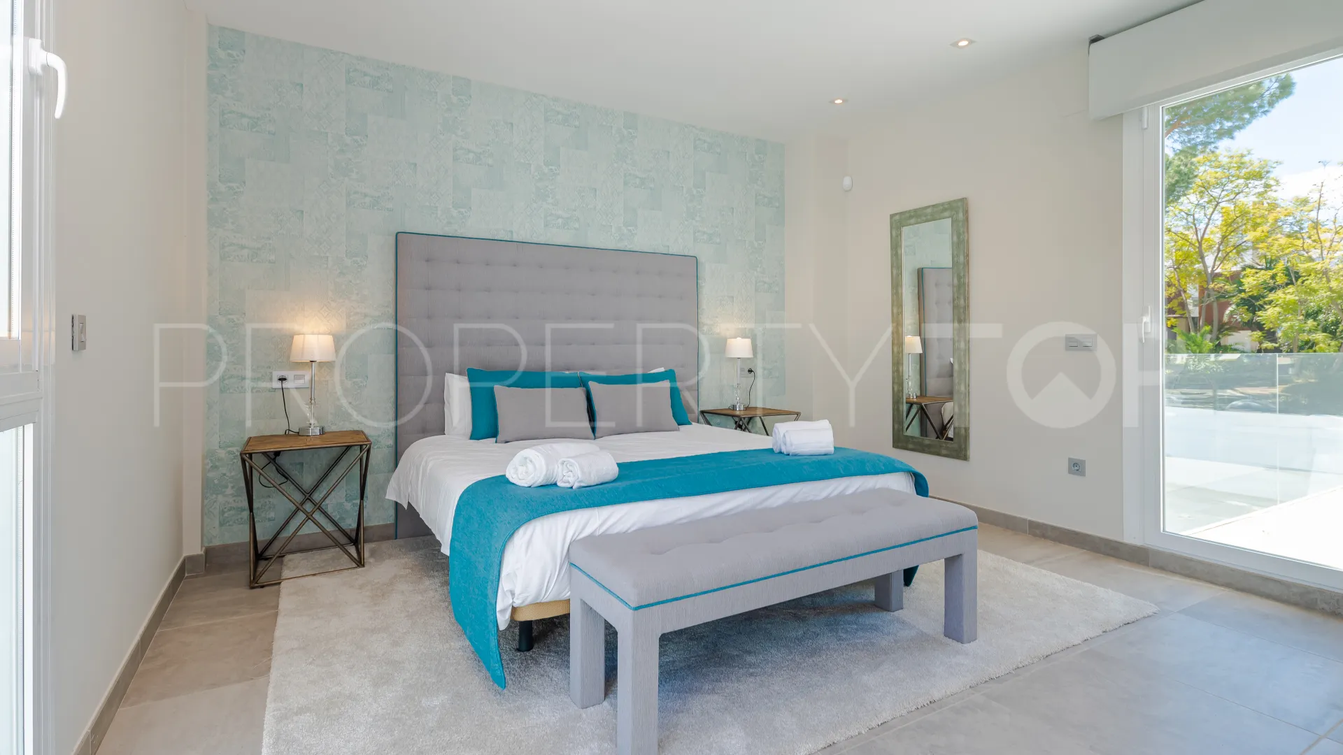 Villa a la venta en Aloha con 6 dormitorios