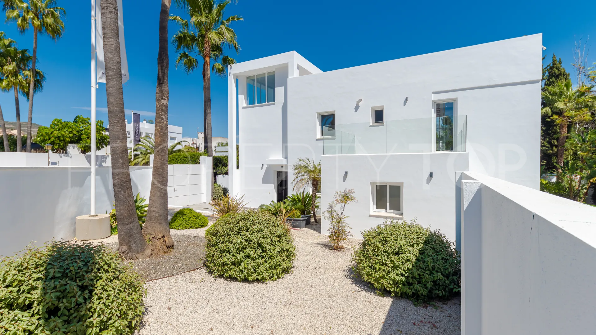 Villa a la venta en Aloha con 6 dormitorios