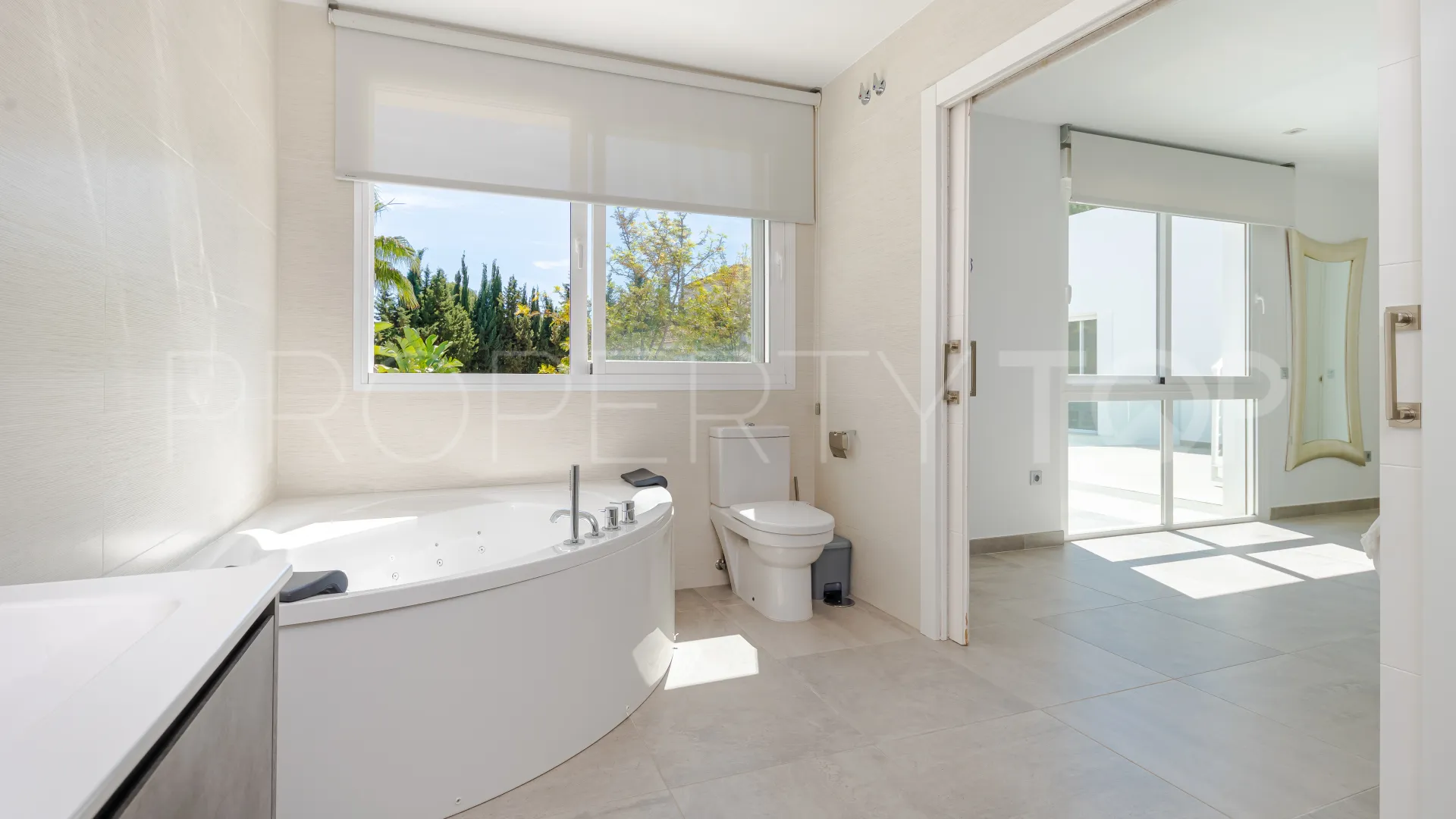 Villa a la venta en Aloha con 6 dormitorios