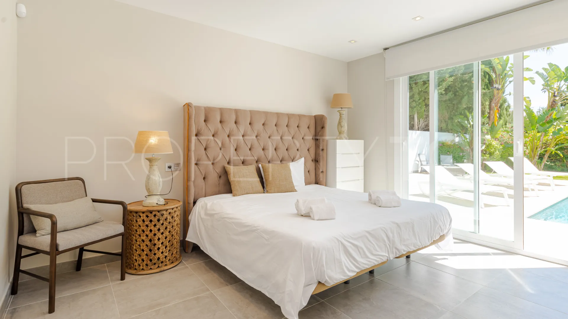 Villa a la venta en Aloha con 6 dormitorios