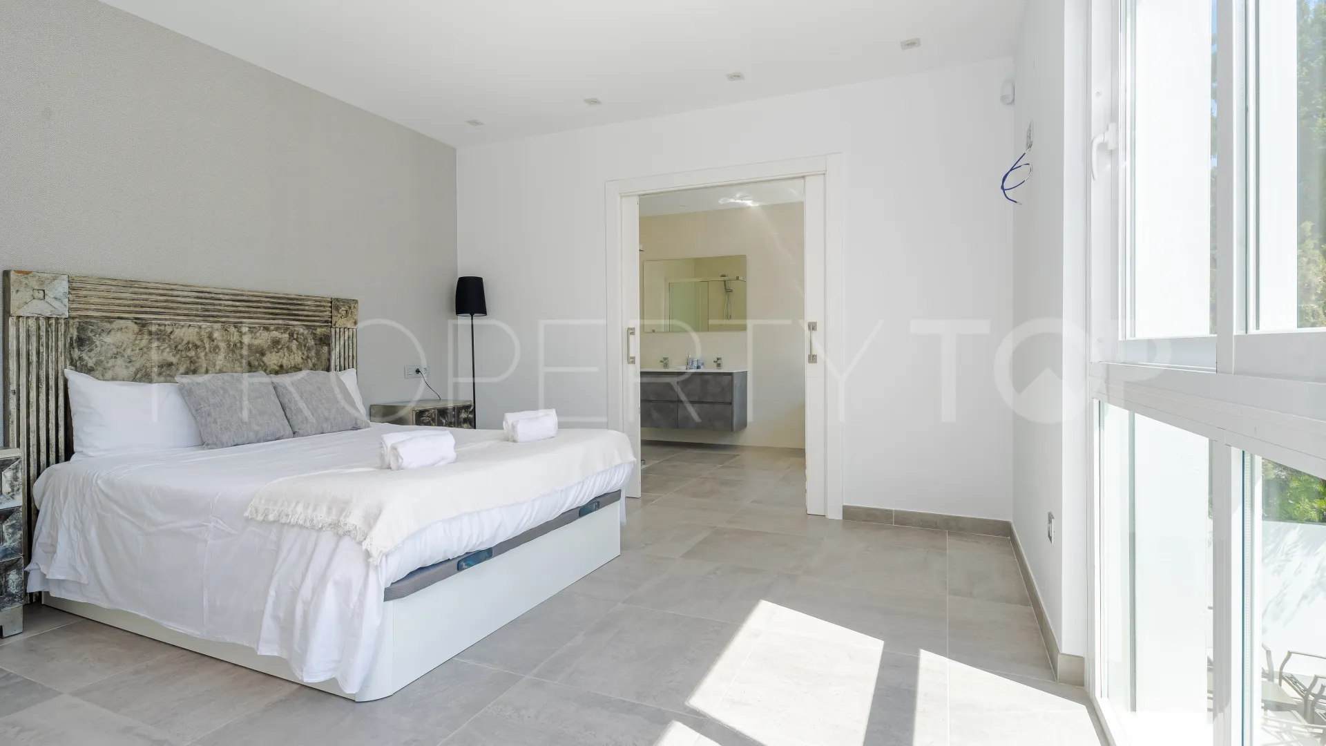 Villa a la venta en Aloha con 6 dormitorios