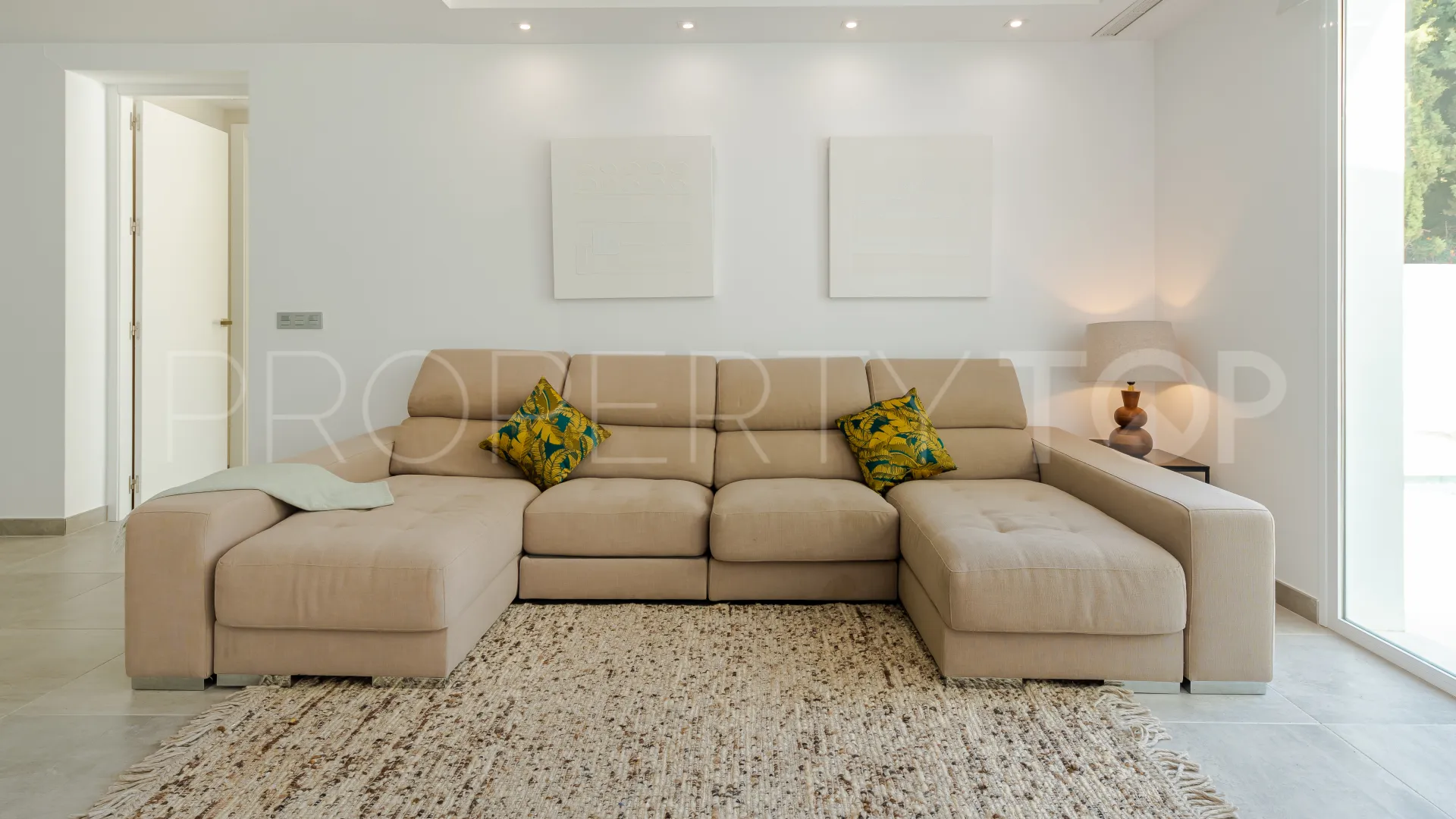 Villa a la venta en Aloha con 6 dormitorios