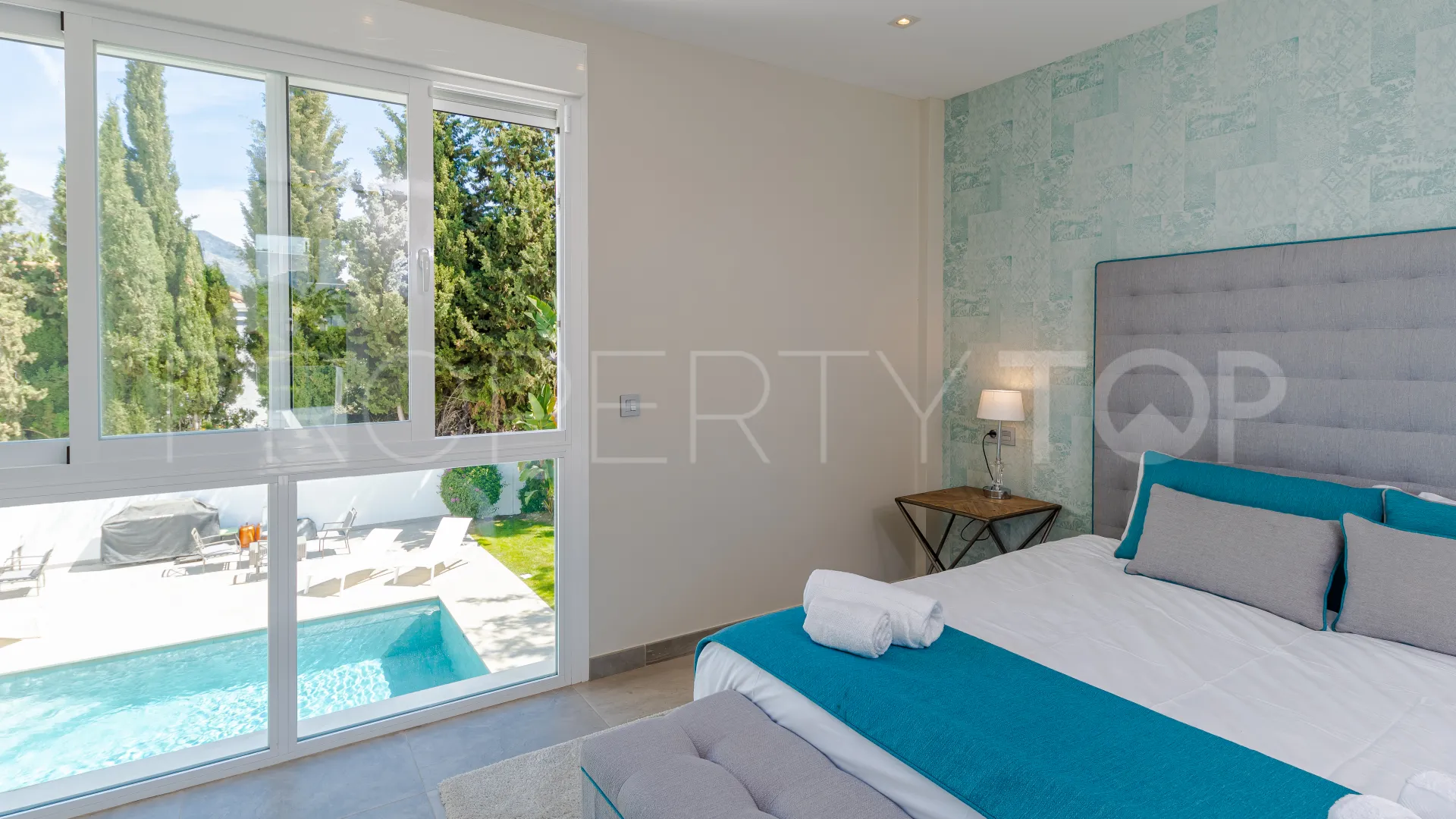 Villa a la venta en Aloha con 6 dormitorios