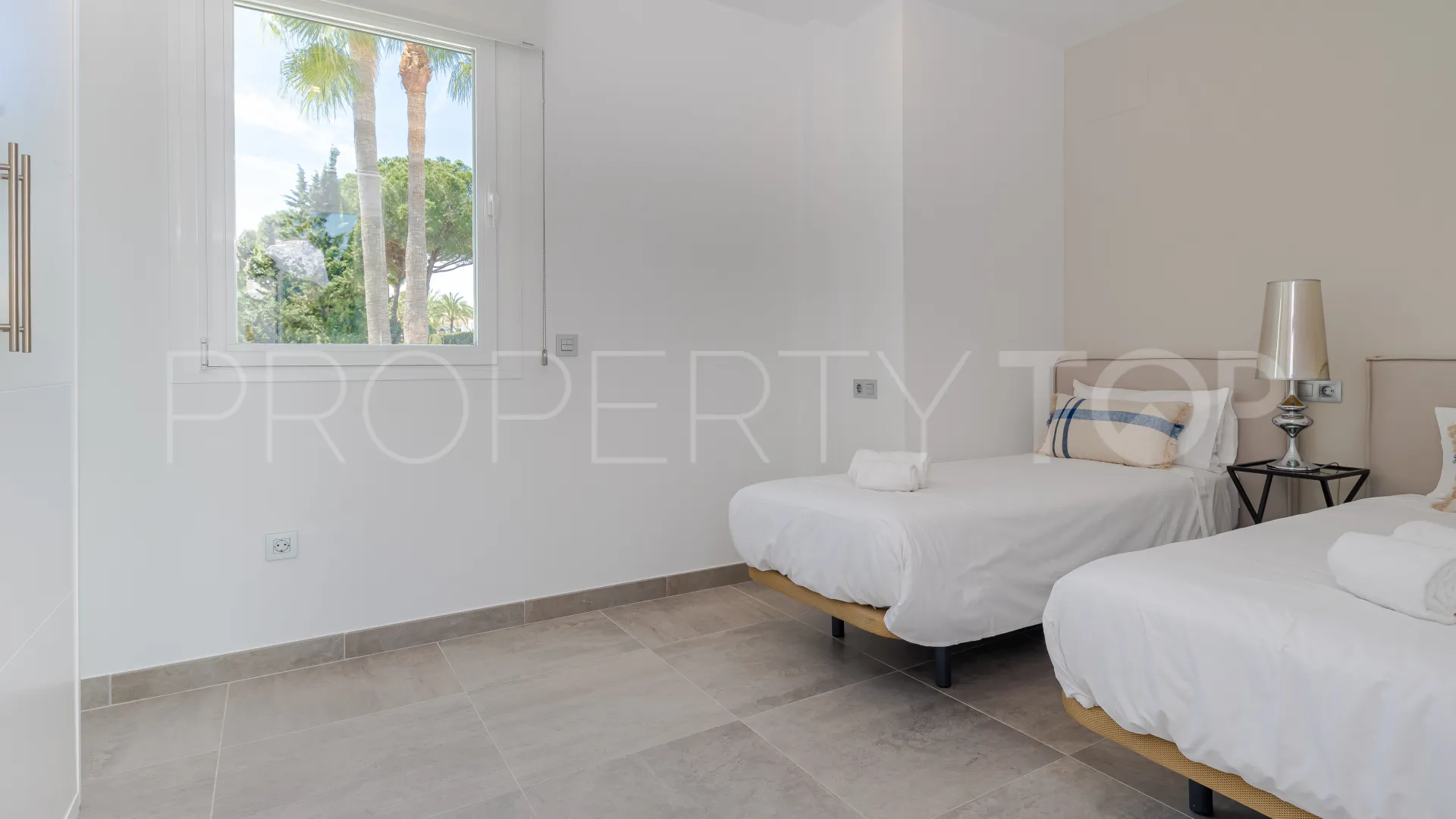 Villa a la venta en Aloha con 6 dormitorios