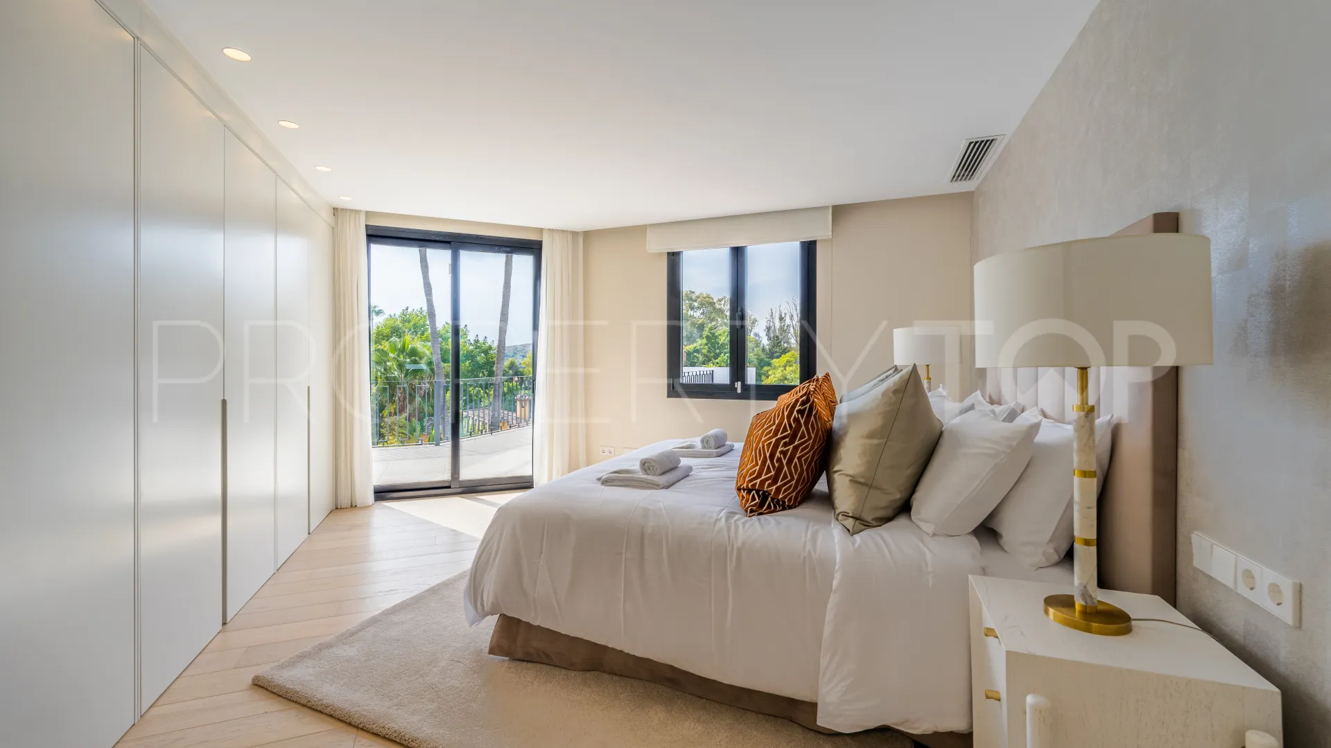 5 bedrooms El Paraiso villa for sale