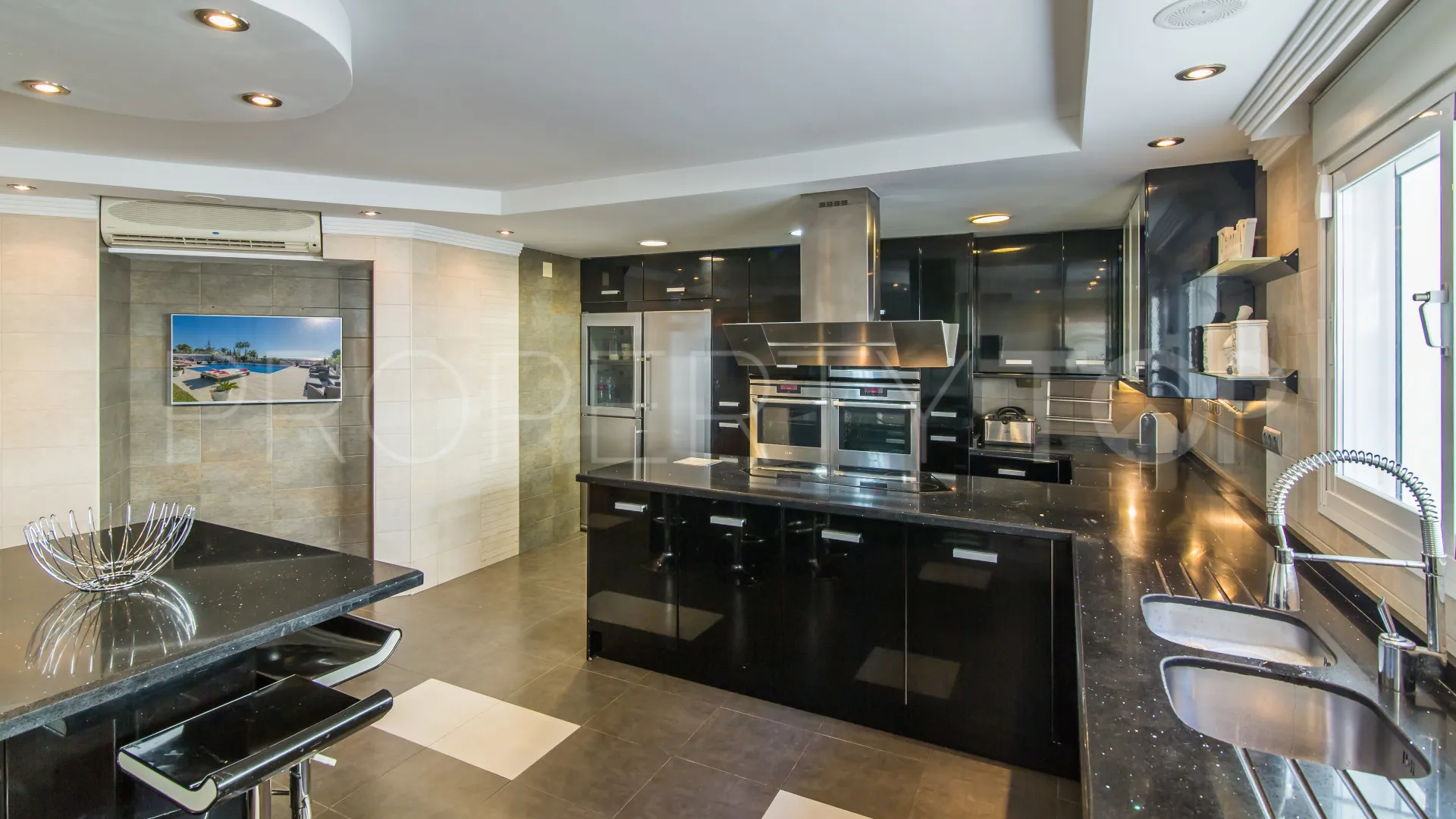 8 bedrooms villa in Elviria for sale