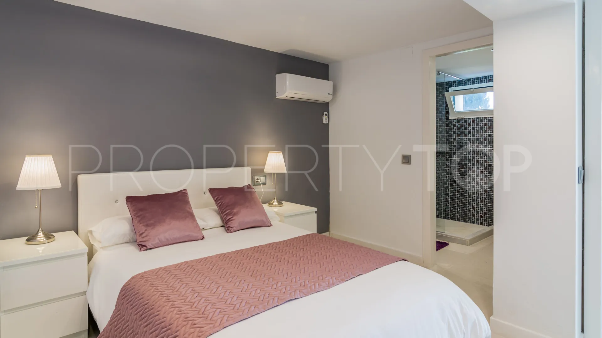 8 bedrooms villa in Elviria for sale