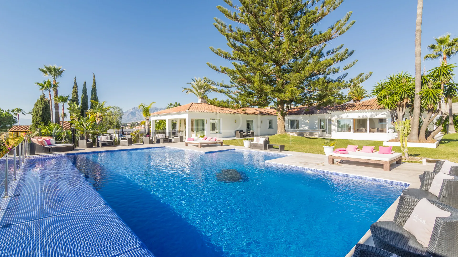 8 bedrooms villa in Elviria for sale