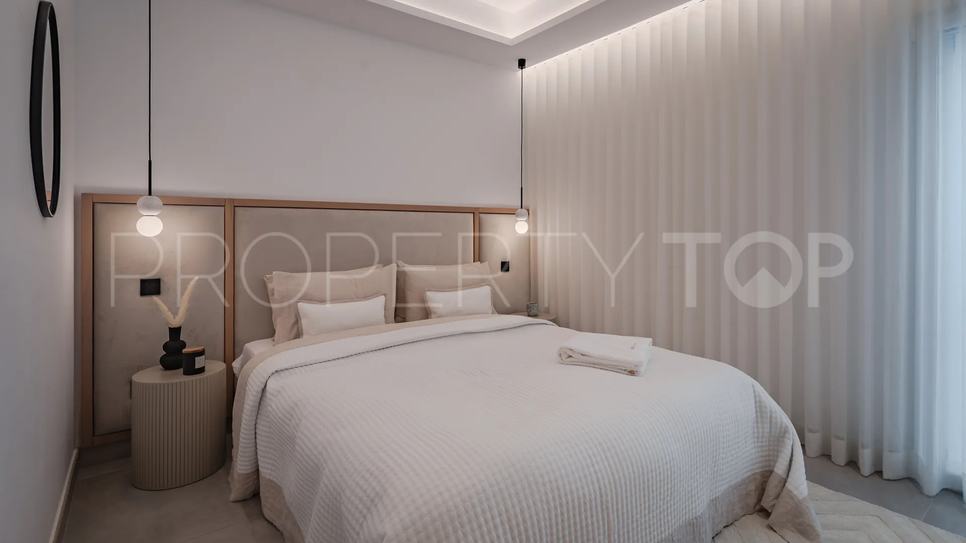 For sale 4 bedrooms penthouse in Marina Banus