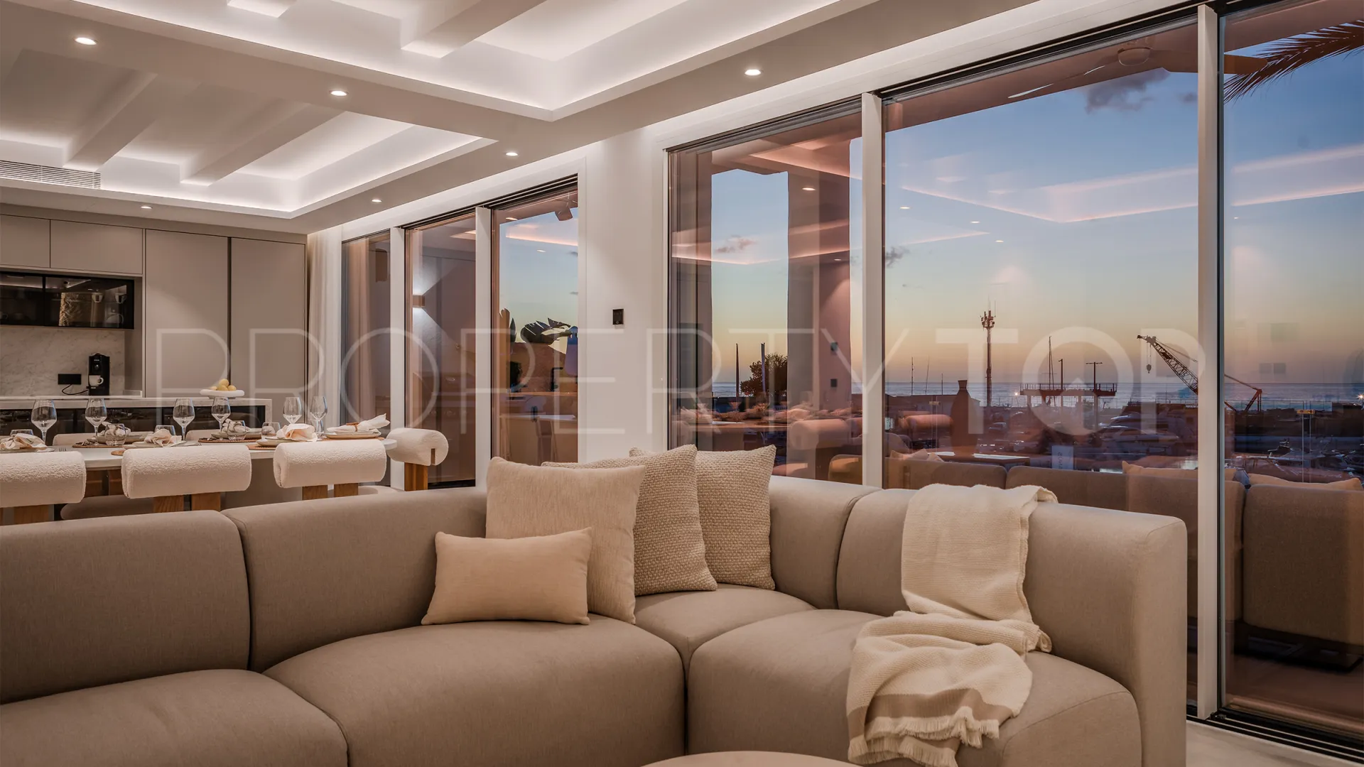 For sale 4 bedrooms penthouse in Marina Banus