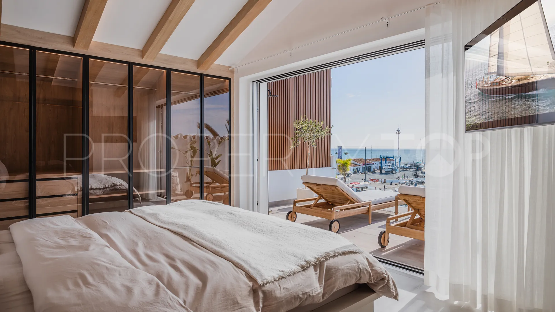 For sale 4 bedrooms penthouse in Marina Banus