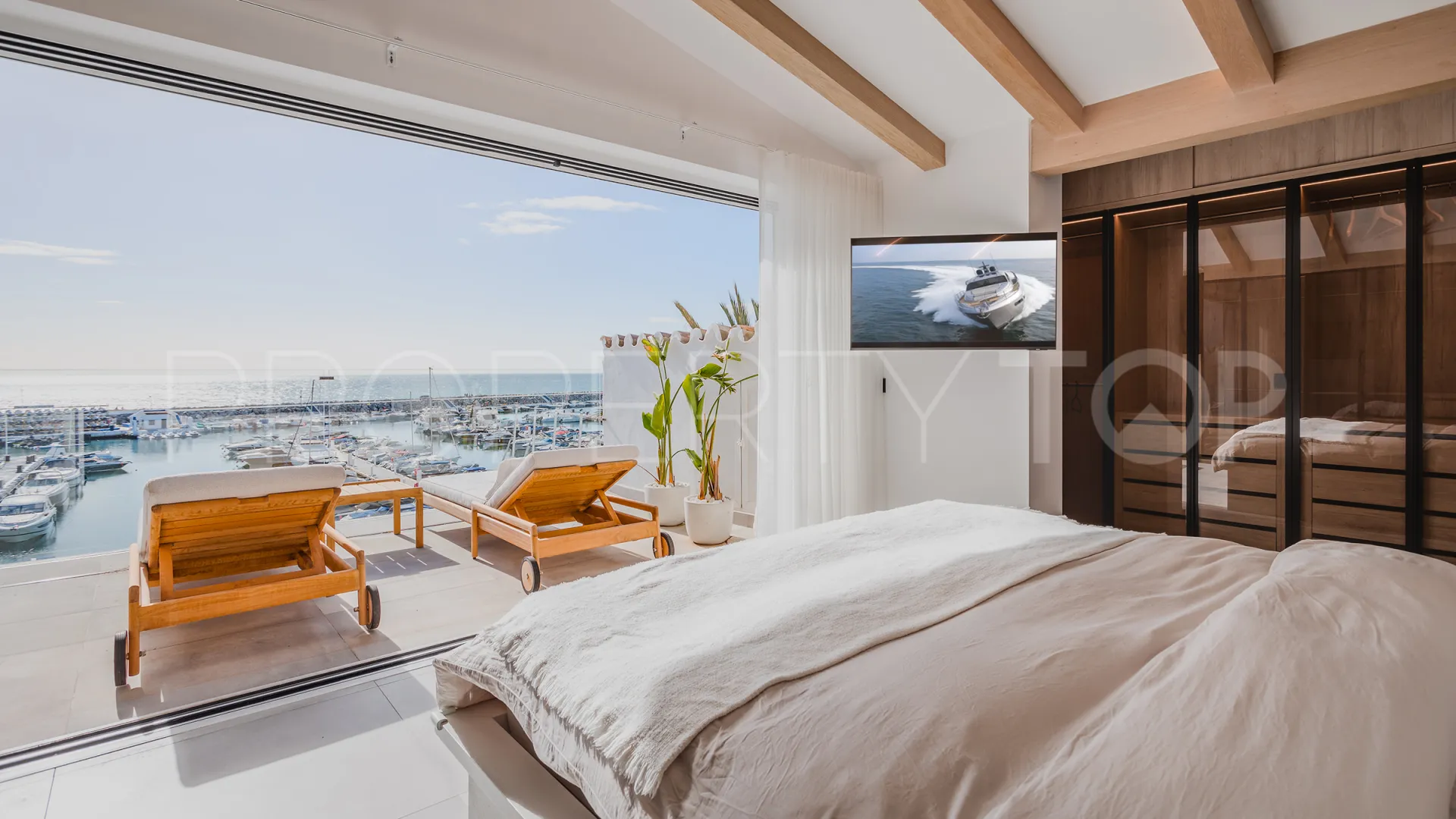 For sale 4 bedrooms penthouse in Marina Banus