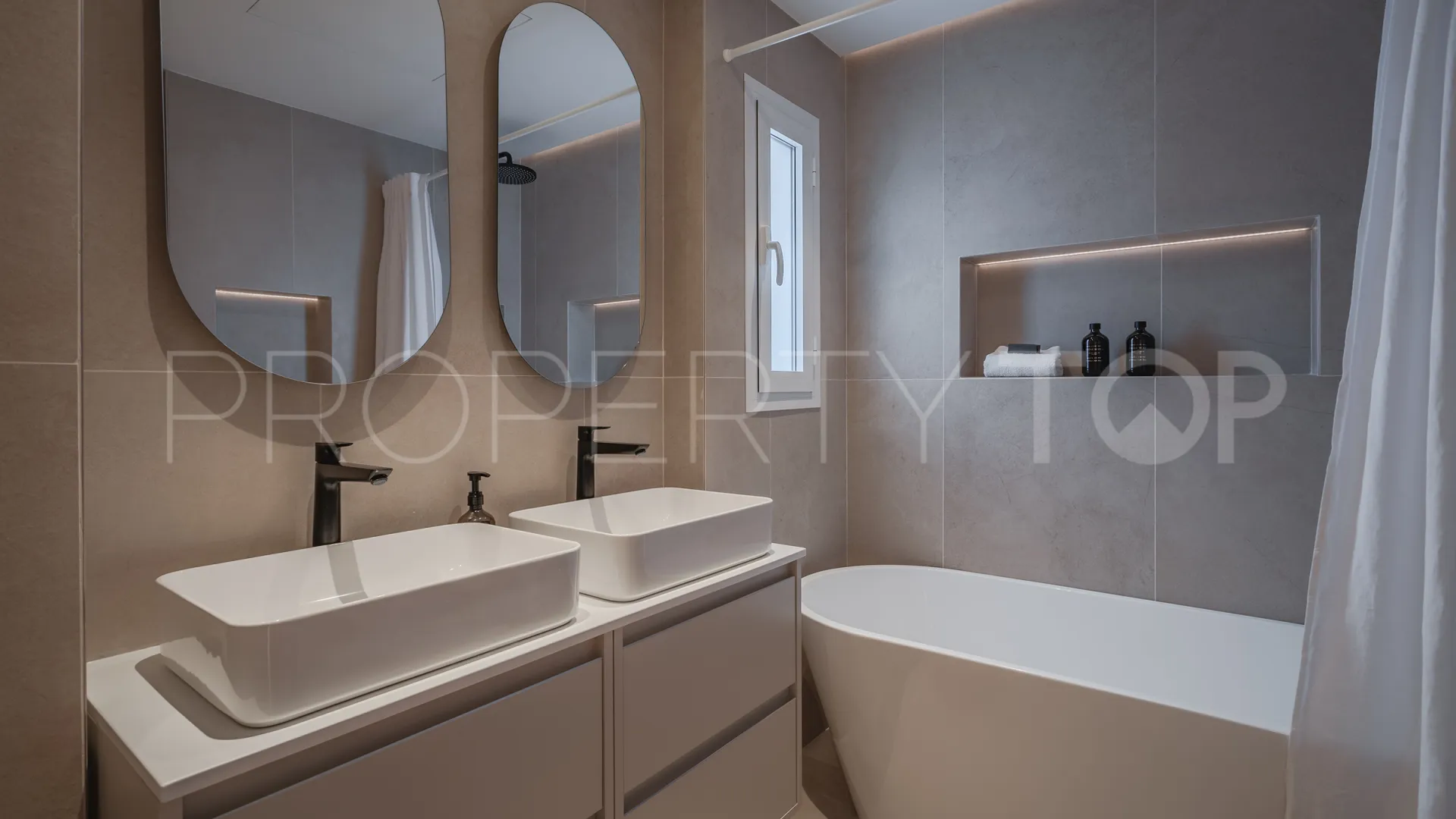 For sale 4 bedrooms penthouse in Marina Banus