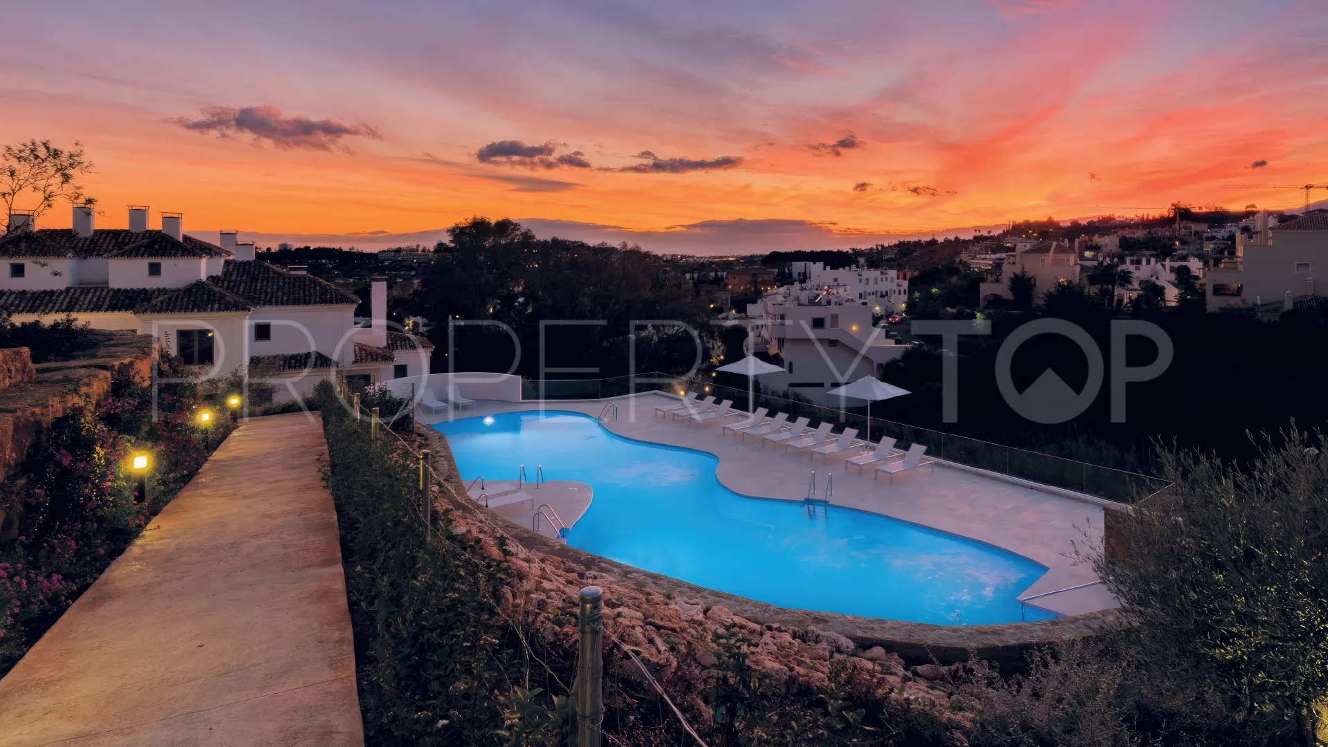 Nueva Andalucia 2 bedrooms penthouse for sale