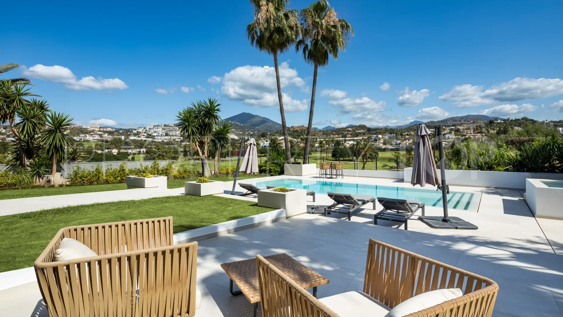 For sale Nueva Andalucia 5 bedrooms villa