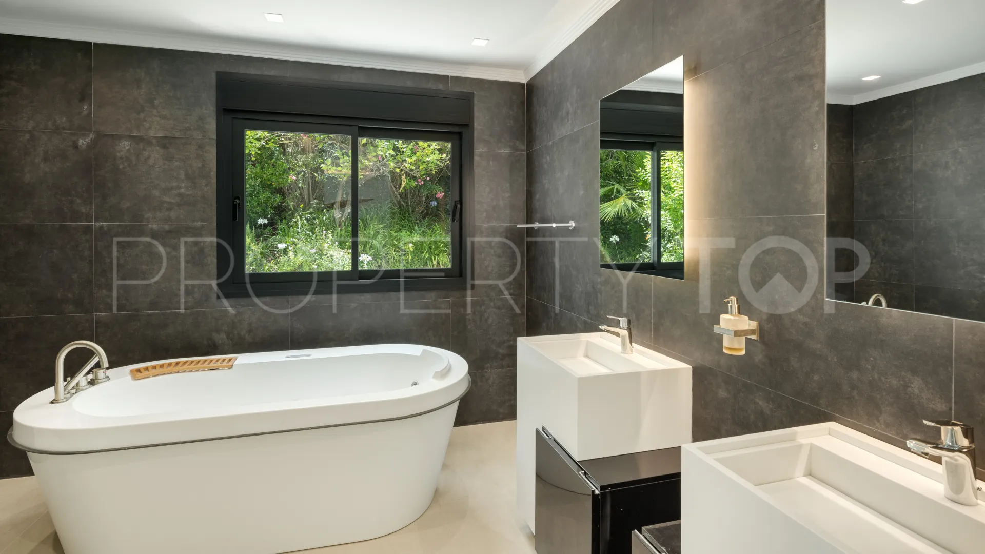 For sale Nueva Andalucia 5 bedrooms villa
